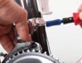 5. Schellen an Carbonrahmen müssen Sie umsichtig festschrauben. Beginnen Sie mit 2,5 Newtonmeter und steigern Sie in Schritten von 0,5 Newtonmeter, bis die Schelle verdrehsicher sitzt.