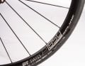Das Lapierre Aircode DRS 5.0 rollt auf Alu-Laufrädern und ist mit mechanischer 105-Schaltung ausgestattet.