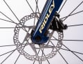 Passend zur Schaltgruppe, sind auch Shimano 105er Bremsen verbaut.