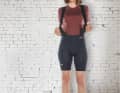 Alé will mit der Voltage die perfekte Bib Short für lange Tage im Sattel schneidern. Ob die Italienerin unsere Testerinnen überzeugen konnte?
