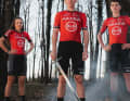 Marie-Morgane le Deunff (links), Arnaud Demare (Mitte) und Pierre Thierry (rechts) mit dem neuen Trikot von Arkea - B&B Hotels im mystischen Wald von Broceliande