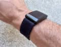 Alternativ kann das Whoop auch am Handgelenk getragen werden, das Armband zählt zum Lieferumfang. Den Fitnesstracker gibts nur im Abo-Modell, die Hose ist für Frauen und Männer erhältlich.