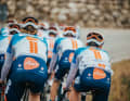 Das ist das Trikot vom Team dsm-firmenich PostNL für die Saison 2024