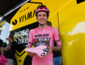 Simon Yates mit seinem rosa Sattel von Prologo