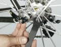 1. Das serienmäßige Mavic-Werkzeug hat Zapfen, die in Vertiefungen der seitlichen Abdeckung aller Mavic-Laufräder eingreifen. Setzen Sie das Werkzeug so an, dass alle Zapfen greifen. Drehen Sie wenige Winkelgrade im Uhrzeigersinn, um das Spiel zu verringern und in die andere Richtung, um etwas mehr Lagerluft zu erreichen. 