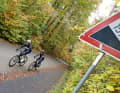 Tempo kostet Kraft: Egal ob mit Muskeln oder Motor: Wer schwerer ist, muss bergauf härter treten.
