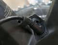 Tankstelle: Die Buchse zum Laden des Akkus sitzt in der Nische zwischen Unter- und Sitzrohr.