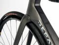 Mit Kanten: Ein astreines Leichtrad ist das neue Bianchi Specialissima nicht, der Aero-Trend erfasst auch diese Kategorie.