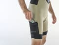 Die Ausstattung der Sportful Supergiara ist üppig und identisch mit dem Herrenmodell: Zwei Taschen an den Oberschenkeln