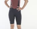 Castelli hat mit der Unltd Endurance Bibs W eine robuste Fahrradhose mit praktischen Extras im Programm