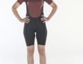 Shimano lässt seine W’s Eleganza Bib Shorts in Italien aus feinem Zwirn schneidern. Ob die leichte Radhose auch in der Praxis punktet?