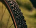 Dicke Stollenreifen wappnen das Rose für unwegsames Terrain. Bis zu 47 Millimeter breite Pneus lassen sich aufziehen. Ab Werk kommt das Backroad AL Plus mit 44-Millimeter-Pneus.