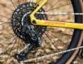 Beim Antrieb hat sich die Einfach-Kurbel durchgesetzt. In Kombination mit großen Kassetten meistern die Gravelbikes auch steile Rampen.