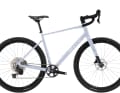 Zahlreiche Befestigungsmöglichkeiten am Rahmen machen das Rad, hier im Farbton "White Marbled Shiny", fit für Bikepacking