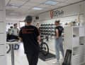 Das Expertenteam hat sich viel Zeit genommen, um das Team Diasporal Alpen Challenge optimal auf die Räder zu setzen.