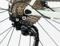 Das Endurace 7 ist mit mechanischer 105 ausgestattet und rollt auf Alu-Laufrädern von Fulcrum. Das Gesamtgewicht fällt mit 9,2 Kilogramm hoch aus.