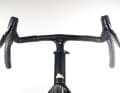 An der Front thront ein aerodynamisch optimiertes One-Piece-Cockpit