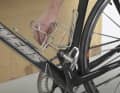 2. Schrauben Sie am Rad die Pedale ab. Das rechte Pedal öffnet sich gegen den Uhrzeigersinn, das linke Pedal weist ein Linksgewinde auf, es muss also im Uhrzeigersinn geöffnet werden. Achtung: Pedale lösen sich ruckartig – verwenden Sie einen gekröpften Schlüssel und setzen Sie ihn so an, dass sich Ihre Hand beim Lösen der Verschraubung von den Kettenblattzähnen entfernt.