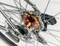 Die Italiener kombinieren zudem eine elektronische SRAM-Red-Schaltung mit einer Zwei-Gang-Nabe von Classified im Hinterrad.