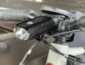 Vorn ans Rad haben wir die Lezyne Deca 1200 StVZO Fahrradlampe geschraubt.