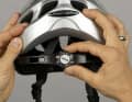 3. Passen Sie den Helm zuerst an Ihren Kopfumfang an. Die meisten Helme sind dafür am Hinterkopf mit einem Drehknopf oder unterschiedlichen Schiebemechanismen ausgerüstet. 