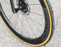 Die Specialized-Reifen mit Baumwollkarkasse am Tarmac. 