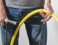Schlauch leicht anpumpen – mit maximal 0,3 Bar außerhalb des Mantels. Wenn kein Manometer zur Hand ist: Gerade so anpumpen, dass man den Schlauch gut fassen kann, er soll sich nicht ausdehnen. Bei Zweitverwertung nicht in kleinere Mäntel einlegen!
