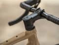 Ein langer Radstand und relativ flacher Lenkwinkel erhöhen die Fahrstabilität, in die auch die 45 Millimeter breiten Serienreifen von Schwalbe einzahlen dürften.