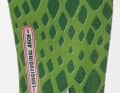 Specialized: High Performance BG
Footbed
Die Einlagen gibt’s in drei Varianten: für Neutral-, Senk-/Platt- und Hohlfuß. Per Fußabdruckmessung durch Wärmefolien wird der Fuß einer dieser drei Kategorien zugeordnet. Zusätzliche Stützkeile (shims), die beigelegt sind, sollen auch Fehlstellungen der Beine (X- oder O-Beine) ausgleichen. Ein zusätzliches Stützelement im Mittelfußbereich hebt das Fußgewölbe leicht an, der Fuß hat mehr Platz im Schuh.
Preis: 39,90 Euro
Bezug/Info: www.specialized.com
