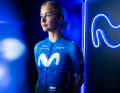 Emma Norsgaard zeigt das Trikot von Movistar für 2024