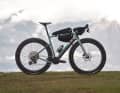 Bikepacking-Taschen lassen sich entweder per Klettverschluss anbringen ...