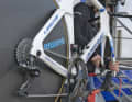 Das Team Groupama-FDJ wird von Shimano ausgesattet - die Dura-Ace Schaltgruppe und hochwertige Carbon-Laufräder sind Standard.