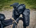 Eine leichte Gepäckträgerkonstruktion nimmt die Fahrradtaschen von Tailfin auf.