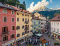 Fiera di Primiero, der Marktplatz des Primiero-Tals, liegt 800 Meter tiefer unten als das Bergdorf San Martino.