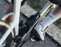 Zentral sind integrierte Flaschenhalter mit neuen Aero-Trinkflaschen von Elite