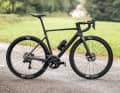 Die neue Version des Wettkampf-Rennrads soll bei 45 km/h um 6,6 Watt schneller als der Vorgänger sein. Der Stuttgarter Fahrradhersteller nutzte für die Aero-Messung den GST-Windkanal, in dem auch TOUR die Testräder misst.