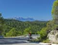 Grandiose Kulisse: Der gezackte Kamm des Montserrat-Gebirges begleitet die Fahrt durch den Naturpark.