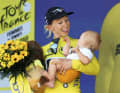 Ausflug: Bei ihrem Tour-Etappensieg nahm Lorena Wiebes das Kind ihrer ehemaligen Teamkollegin Esther van Veen mit aufs Podium.