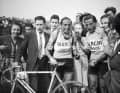 Doppelte Freude: Serse Coppi (Bildmitte; rechts sein Bruder Fausto) gewann 1949 –  und mit ihm der zweite Sieger André Mahé.