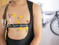 Verkabelt: Die Sensonren am Oberkörper zeichnen die elektrischen Signale der Herzaktivität auf.