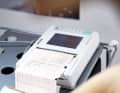 Messstation: Das Zwölf-Kanal-EKG zeichnet die Herzaktivität auf.