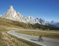 Panoramablick: Wie ein Fingerzeig erhebt sich die Ra Gusela (2595 m) über dem Passo di Giau (2236 m), rechts davon ragen die Gipfel der Tofane in den blauen Himmel.