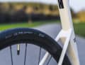 Technologietransfer: Die Carbonstütze mit wenig Flex übernimmt das Venta R vom Astra.