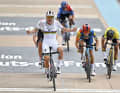 Beste im Sprint: Auf der Radrennbahn in Roubaix setzt sich Weltmeisterin Lotte Kopecky gegen die Konkurrentinnen durch.