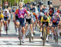 Zu früh gefreut: Lorena Wiebes’ Jubel schlägt blitzartig in Frust um, als sie registriert, wie Marianne Vos den Zielstrich des Amstel Gold Race noch vor ihr überquert.