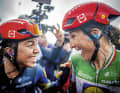 Kaum zu fassen: Shirin van Anrooij (links) beglückwünscht  Team-Kollegin Elisa Longo Borghini zu  deren zweitem Sieg in Flandern.