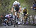 Machtvoll: Am Koppenberg zeigt Mathieu van der Poel seine ganze Klasse. Hinter ihm müssen etliche Fahrer absteigen und schieben.