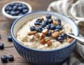 Porridge mit Früchten und Nüssen ist vor der Belastung ein idealer Kraftstoffspender