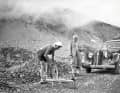 Heroische Epoche: 1939 repariert der Gewinner des Zeitfahrens und spätere Tour-Sieger Sylvere Maes einen Reifendefekt. Tour-Chef Henri Desgrange schaut zu.