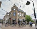 Wie hier in Dokkum werden die Radsportler immer wieder durch die Städte entlang der Strecke geleitet